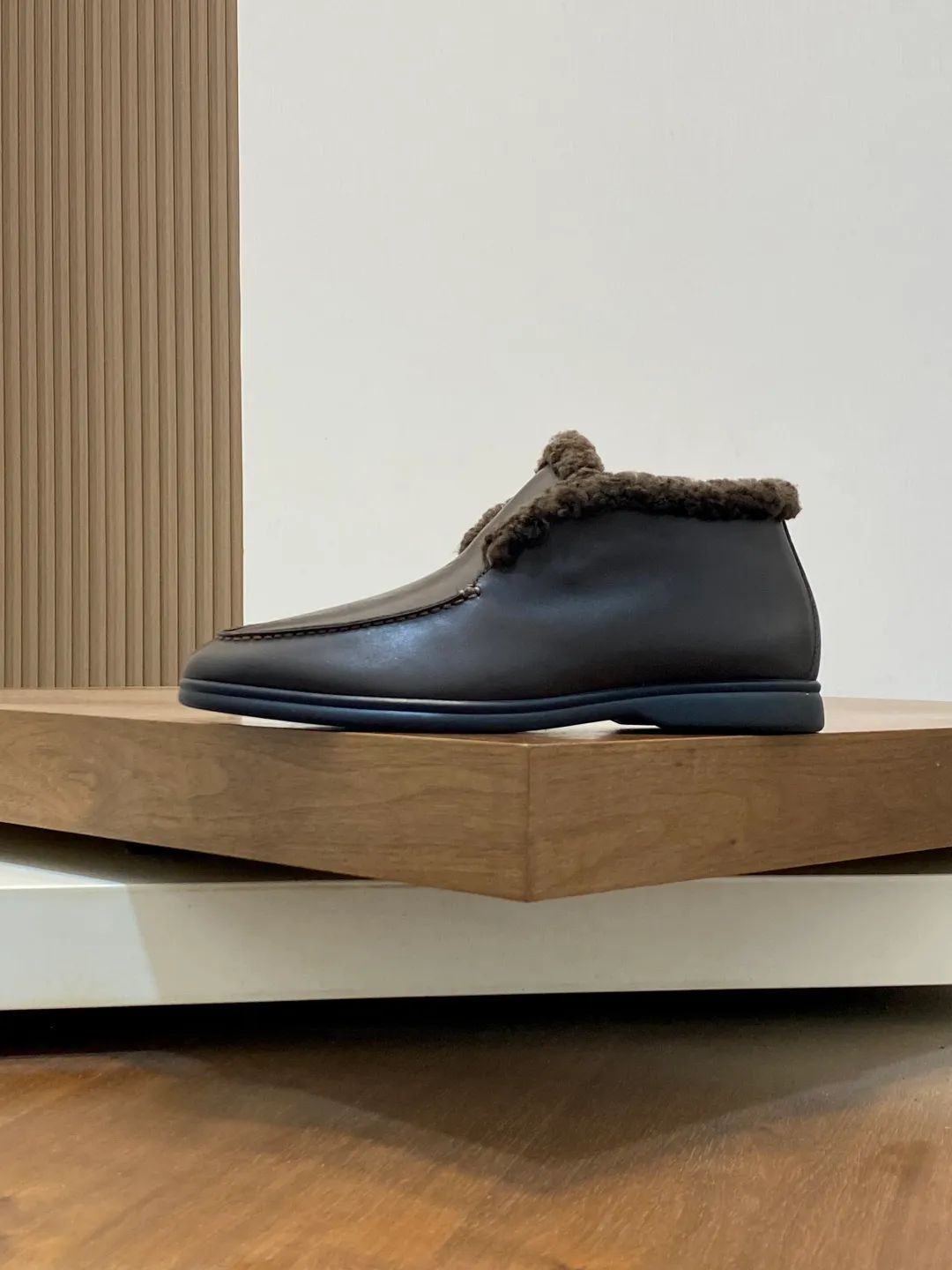 Men's Men's Shoes💰860 LoroPiana/nuoyoupiana men's new autumn and winter wool shoes, Dongguan-made raw materials are in great demand! This casual shoe is made of imported calfskin, with a full wool lining and insole for an extraordinarily comfortable and warm wearing experience. The ultra-light two-color rubber sole creates a charming modern aesthetic. There is an LP logo on the bottom. The style is simple and fashionable, and the upper foot is comfortable, warm and breathable! Comes complete with original box packaging! Size: 39-40-41-42-43-44 standard leather shoe size (45/46 can be customized but does not support returns)